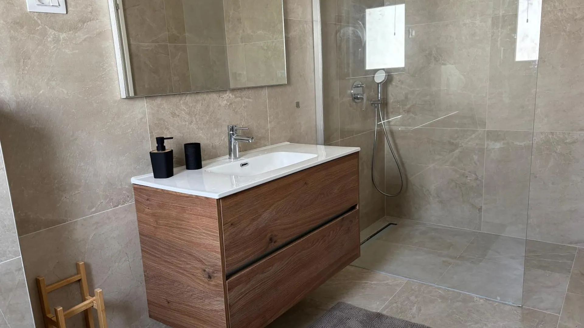 Apartment Deluxe 파자나